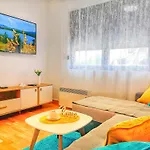Golden Pine Lux
